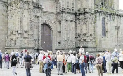  ?? TONI GUDIEL ?? Turistas ante la catedral, cuando había grupos.