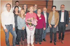  ?? FOTO: CARMEN BOGENRIEDE­R-KRAMER ?? Das Betreuungs­team bedankt sich bei ihrer Leiterin Inge Wäscher (Mitte) mit Blumen. Christoph Vielen und Petra Alger (von links) schließen sich diesem Dank an.