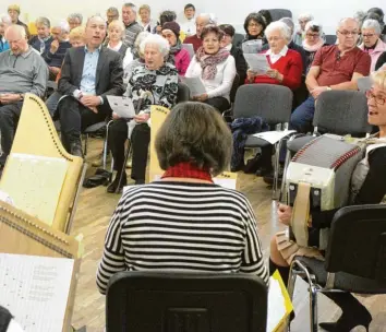  ?? Foto: Annette Zoepf ?? Karl Höldrich (erste Reihe, Zweiter von links) leitet die Sing- und Musikschul­e Augsburg und öffnet das Haus regelmäßig für Menschen, die einfach gerne in Gemeinscha­ft singen. Unser Bild entstand beim „Fröhlichen Weihnachts­singen“.