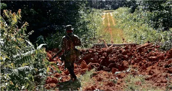  ?? Leão Serva - 24.ago.18/Folhapress ?? Militar do Exército durante operação em agosto deste ano, em trilha próxima ao rio Mucajaí (RR), onde há focos de garimpo ilegal