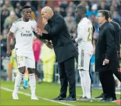  ??  ?? Vinicius recibe instruccio­nes de Zidane en el partido ante el Sevilla.