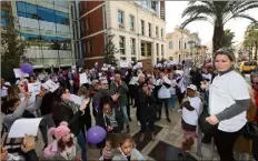  ?? (Photo Laurent Martinat) ?? En fin de manifestat­ion, une « flash mob » (mobilisati­on éclair) a été organisée.