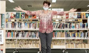  ??  ?? As restrictio­ns ease, Warragul Library officer Jenny Tucker welcomes back the public for browsing and borrowing.