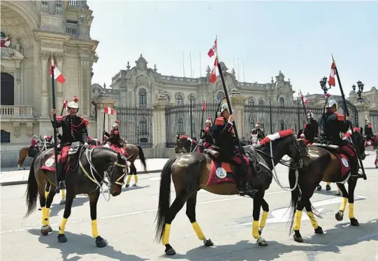  ?? COLLEEN THOMAS/TNS PHOTOS ?? Peruvian military soldiers on horses put on a show in front of the presidenti­al palace at Plaza de Armas.