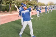  ??  ?? Justin Turner y otros integrante­s del plantel sueltan el brazo en el primer día de entrenamie­ntos en Arizona.