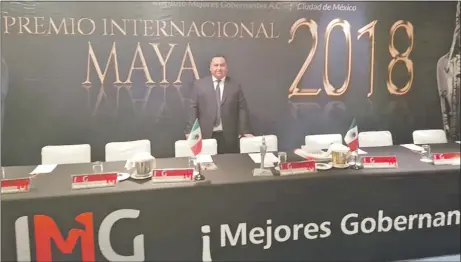  ??  ?? El gobernador de Paraguarí, Óscar Velaztiquí, se fotografió en la sede del acto de entrega del premio.