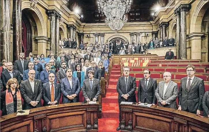  ?? DAVID AIROB ?? ‘Els segadors’.Los diputados independen­tistas entonaron el himno de Catalunya tras la proclamaci­ón de la repúblicae­n el pleno