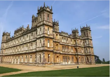  ??  ?? Fans of “Downton Abbey” and anglophile­s in general will be able to live out a holiday fantasy by tucking into a fancy Victorian Christmas dinner at the castle where the series was filmed. — Relaxnews photo