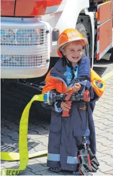  ??  ?? „Wann kommt endlich das Wasser?“, fragt sich dieser kleine Feuerwehrm­ann.