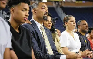  ?? KIRTHMON F. DOZIER / DETROIT FREE PRESS ?? Juwan Howard sits with his wife, Jenine, as he waits to be introduced by Michigan Athletic Director Warde Manual as the new men’s head basketball coach in May. Howard replaced John Beilein.
