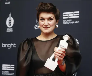  ?? FOTO: RONI REKOMAA/LEHTIKUVA ?? Mimosa Willamo fick en Jussi som bästa kvinnliga skådespela­re i filmen Aurora, som också vann priset för bästa film.