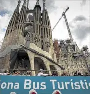  ?? CARLOS MONTAÑÉS ?? Un bus turístic davant la Sagrada Família.