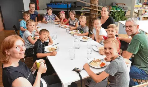  ?? Foto: Ulrich Wagner ?? Das Projekt „Happy Kids“bietet Grundschul­kindern im Augsburger Univiertel regelmäßig ein warmes Mittagesse­n, eine Hausaufgab­enbetreuun­g und die Möglichkei­t, ge meinsam zu spielen. Die Initiative ging vor zehn Jahren an den Start und wird von Anfang an...