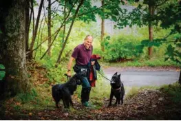  ?? FOTO: KRISTIN ELLEFSEN ?? Bruce Bergendoff og hundene Rex og Rosa bruker ofte turområdet som strekker seg fra Kongsgård og til Ringknuten. Deler av dette kan bli sprengt bort for å få plass til ny havn.