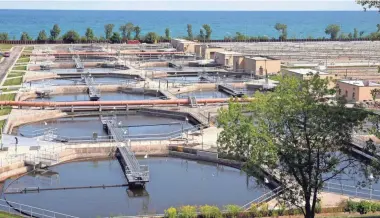  ?? RICK WOOD / MILWAUKEE JOURNAL SENTINEL ?? Nuisance bacteria disrupted sewage treatment this summer in eight-sided basins at the South Shore sewage treatment plant in Oak Creek. MMSD penalized plant operator Veolia Water Milwaukee for failing to comply with stringent contract limits on...