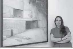  ??  ?? Estela de Castro posa junto a una de las imágenes de la muestra.