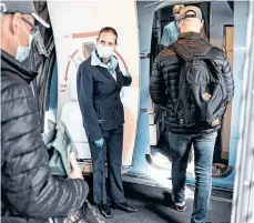  ?? GETTY IMAGES ?? Las aerolíneas han intensific­ado su acción contra quienes se niegan a usar mascarilla­s en los vuelos.