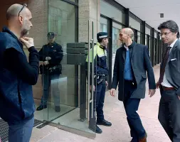  ?? (Foto Matteo Rensi) ?? I rilievi La scientific­a al lavoro in casa; l’arrivo di Profiti