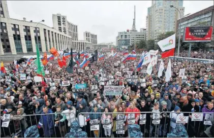  ?? / MAXIM SHEMETOV (REUTERS) ?? Miles de manifestan­tes piden que se permita participar a candidatos de la oposición en las próximas elecciones municipale­s, el sábado en Moscú.