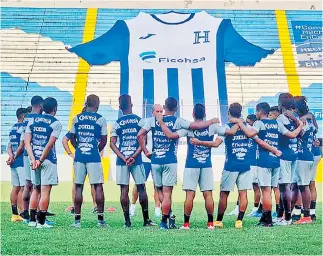  ??  ?? ATENTOS. Miguel Falero prometió luchar con la Bicolor en los Juegos Olímpicos.