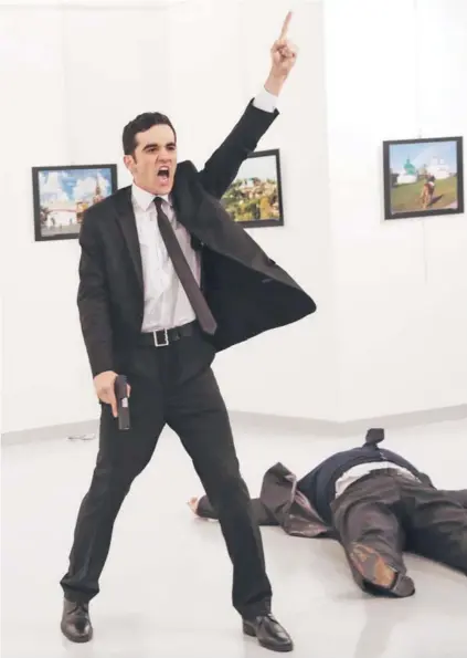  ??  ?? ► La foto del año: Altintas grita tras disparar al embajador ruso.