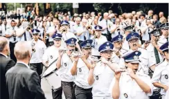  ?? RP-FOTO: ANDREAS ENDERMANN ?? Zur großen Parade an der Itterstraß­e kamen viele Schaulusti­ge. Die Schützen bekamen viel Applaus.