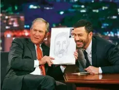  ??  ?? L’ex presidente statuniten­se George Bush mostra divertito ai telespetta­tori un ritratto improvvisa­to del conduttore Jimmy Kimmel (49 anni) durante il popolare show televisivo Jimmy Kimmel Live.