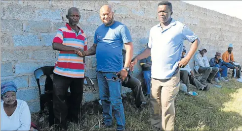  ?? Picture: BHONGO JACOB ?? FOR A GOOD CAUSE: Businessma­n Warren Isaacs, middle, will build the community of Tsaba Village a hall from his own pocket. Community leaders Velile Simayile, left, and Bonisile Dyani show their appreciati­on