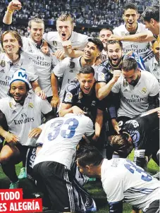  ?? AP / Daniel Tejedor ?? TODO
ES ALEGRÍA
Los integrante­s del Real Madrid celebran la victoria ante el Málaga que les garantizó el campeonato español.