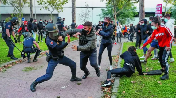  ?? EFE ?? Imagen de la protesta frente a la Asamblea de Madrid contra la gestión sanitaria del Gobierno de Díaz Ayuso