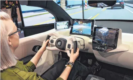  ?? FOTO: DPA ?? Viele Bildschirm­e und wenig Knöpfe sind der Trend der nahen Zukunft, wie dieses Modell des Automobilz­ulieferers ZF zeigt.