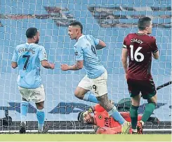  ?? FOTO: AFP ?? Gabriel Jesús apareció en la recta final del partido para sellar una victoria importante para el equipo de Pep, que sueña con el título.