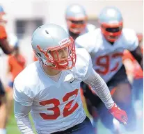  ?? JIM THOMPSON/JOURNAL ?? UNM defender Johnny Hernandez, a JC transfer, follows the flow of the offense during drills Friday morning.
