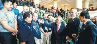  ?? ASHRAF SHAMSUL/ THE SUN ?? Abd Rashid (third right) with Head of Office OCHA Indonesia, Oliver Lacey-Hall (second right) mingling with Insarag meeting participan­ts at Marriot Hotel, Putrajaya.