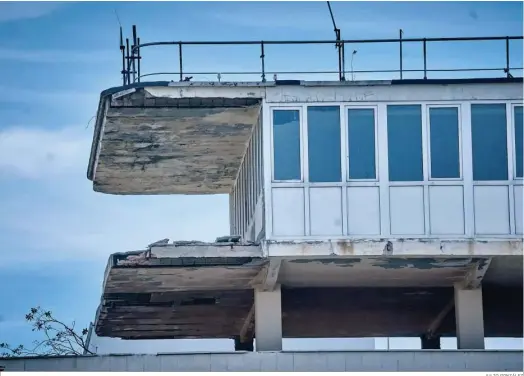  ?? JULIO GONZÁLEZ ?? Parte superior del edificio que asemeja a un puente de mando de un barco, que ha sufrido ya algunos desprendim­ientos.