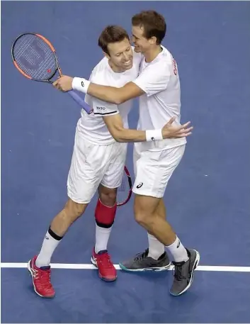  ?? PHOTO REUTERS ?? Daniel Nestor et Vasek Pospisil ont donné une avance de 2 à 1 au Canada hier.