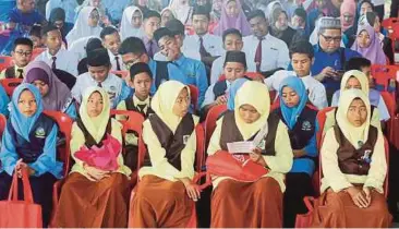  ??  ?? SEBAHAGIAN pelajar sekitar Temerloh pada Majlis Pelancaran Tuisyen Rakyat@KKLW Peringkat Kebangsaan di Dewan Alumni Sekolah Menengah Kebangsaan (SMK) Abu Bakar.