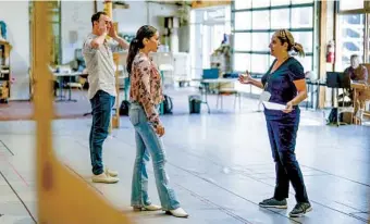  ?? ?? “El último sueño” director Lorena Maza works with singers Guadalupe Paz and Federico De Michelis.