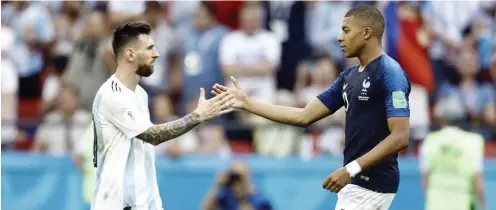  ?? Foto: imago/Mehdi Taamallah ?? Wenn etwas endet, beginnt Neues: Lionel Messi (l.) muss sich von der WM-Bühne verabschie­den, Kylian Mbappé erobert sie gerade.