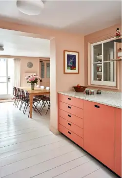  ??  ?? OPEN-PLAN
A wall separating the kitchen from the dining area was removed to make the most of the natural light