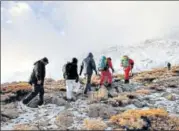  ?? REUTERS ?? ▪ Members of an emergency and rescue team search for the plane in the Zagros mountains.