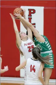  ?? PILOT PHOTO/RUDY MARQUEZ ?? Tallulah Gault battles for a rebound against Valpo.