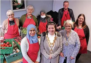  ?? ?? ●●Mayor of Rossendale Coun Jackie Oakes and Mayoress Christine Lamb with the volunteers at Positive Start’s Food Group