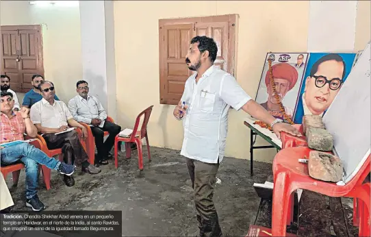  ?? MONCHO TORRES / EFE ?? Tradición. Chandra Shekhar Azad venera en un pequeño templo en Haridwar, en el norte de la India, al santo Ravidas, que imaginó un reino de la igualdad llamado Begumpura.