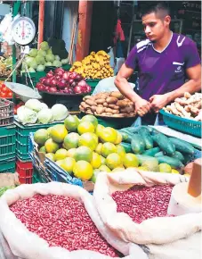  ??  ?? SITUACIÓN. Según los vendedores del mercado Dandy, las ventas han bajado pese a que hay estabilida­d en los precios.