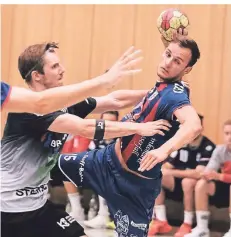  ?? FOTO: ACHIM BLAZY ?? Auch Max Zittel (am Ball) bleibt der Verbandsli­ga-Reserve der SG Ratingen erhalten.