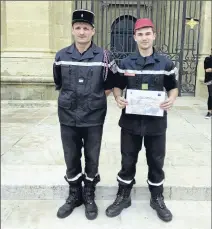  ??  ?? Lt Hervé Gaüzère, chef du CIS, et le Sapeur Anthony Margras, nouveau SPV