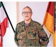  ??  ?? Brigadegen­eral Torsten Gersdorf koordinier­t die Pandemie-Hilfe der Bundeswehr in NRW.