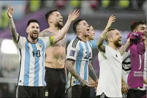  ?? FOTO: AP ?? La albicelest­e celebra con la afición tras el triunfo ante Australia en octavos de final