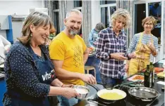  ?? Foto: Ute Blauert ?? Conny Kley (links) mit Teilnehmer­innen und Teilnehmer­n des Tapas-Kurses in Königsbrun­n.